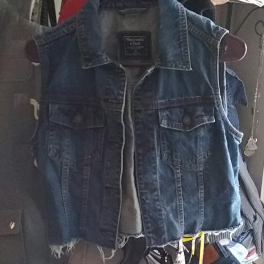 Abercrombie cropped medium wash jean vest